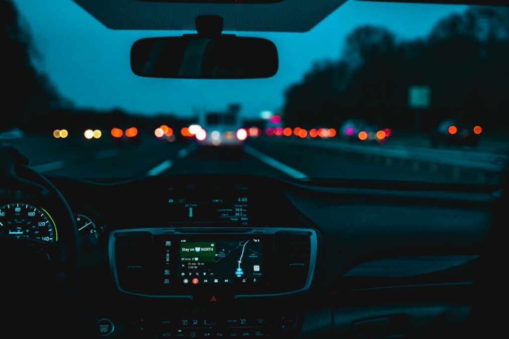 automobilio salonas vairavimas tamsoje vakare