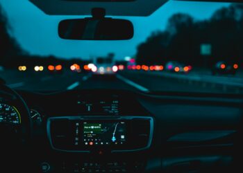 automobilio salonas vairavimas tamsoje vakare
