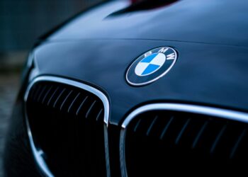 bmw automobilio priekis bmw logotipas