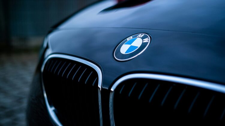 bmw automobilio priekis bmw logotipas