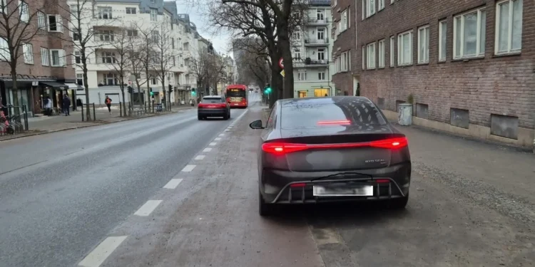 byd Vairuotojas nuvažiuoja nuo Bygdøy Allé automobilių stovėjimo aikštelės prižiūrėtojo