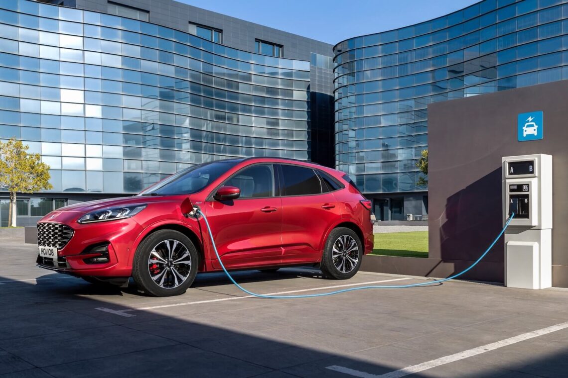 ford kuga plug-in hibridinis automobilis