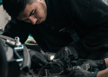 mechanikas apziurineja automobilio variklio skyriu