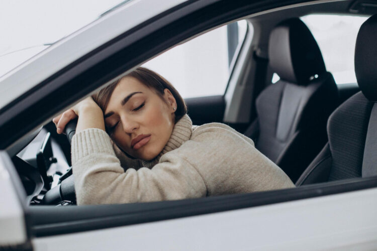 moteris miega automobilyje miegas automobilyje miegojimas