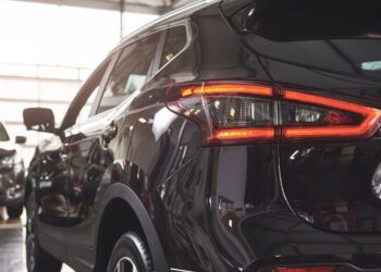 naudotas automobilis automobiliu salonas