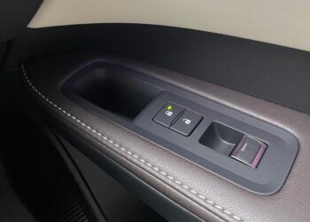 Tuščia ertmė automobilio duryse