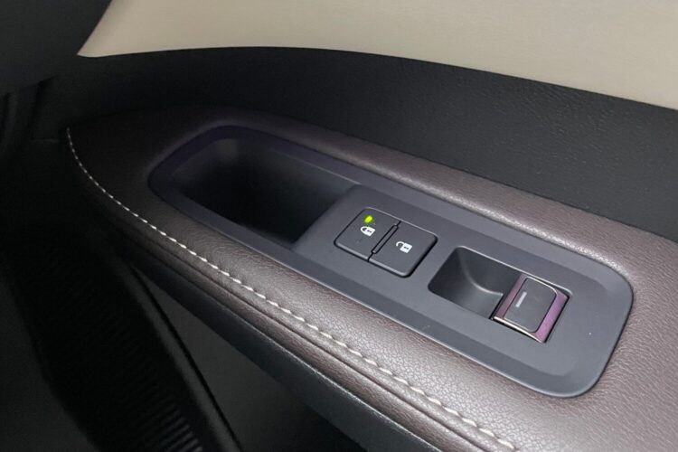 Tuščia ertmė automobilio duryse