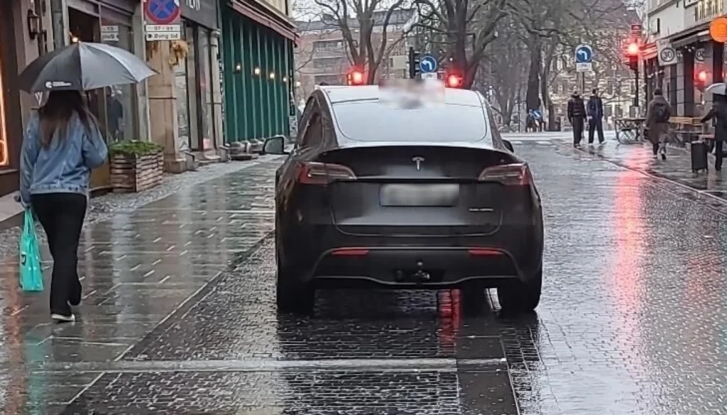 tesla model y stovi neleistinoje vietoje