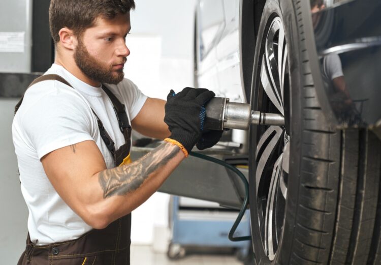 vyras autoserviso meistras nuimineja automobilio ratus padangu keitimas padangos
