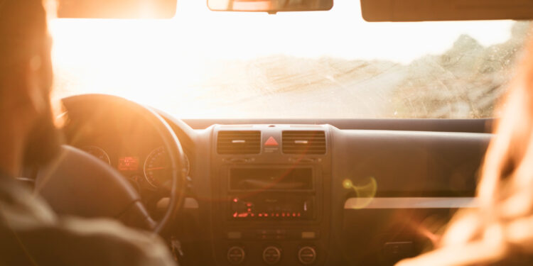 vyras vairuoja automobili saules spinduliai akinanti saule