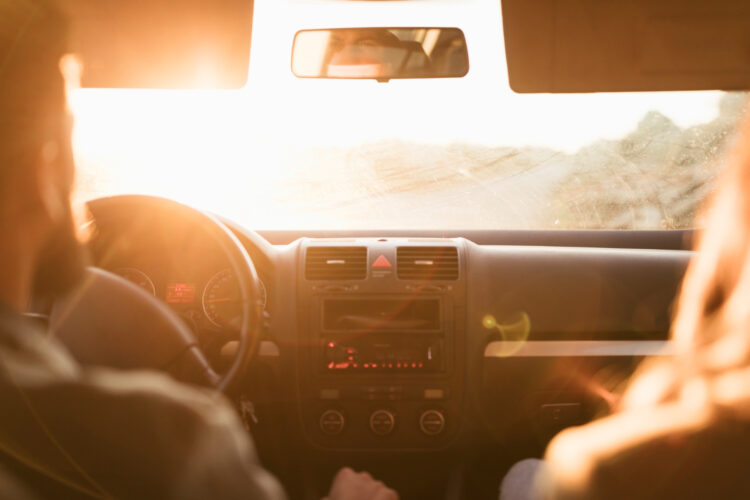 vyras vairuoja automobili saules spinduliai akinanti saule