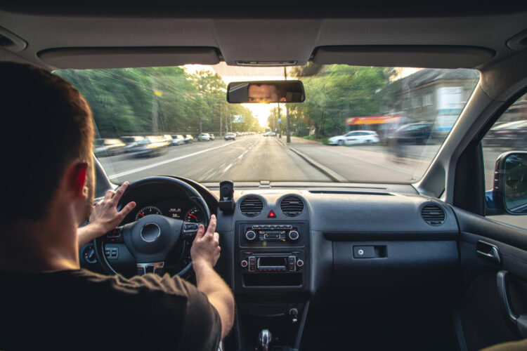 vyras vairuoja automobili variklio pravalymas vairavimas vairuotojas