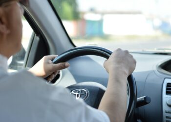 vyras vairuoja toyota vairuotojas