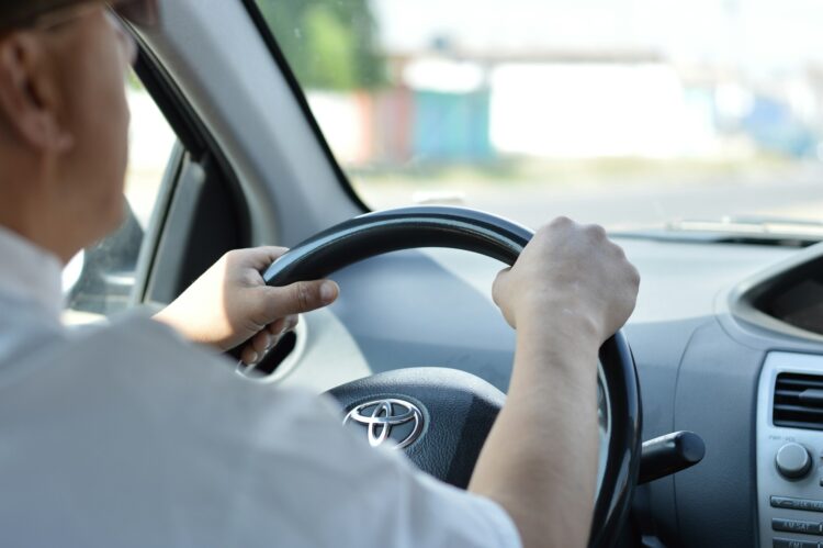 vyras vairuoja toyota vairuotojas