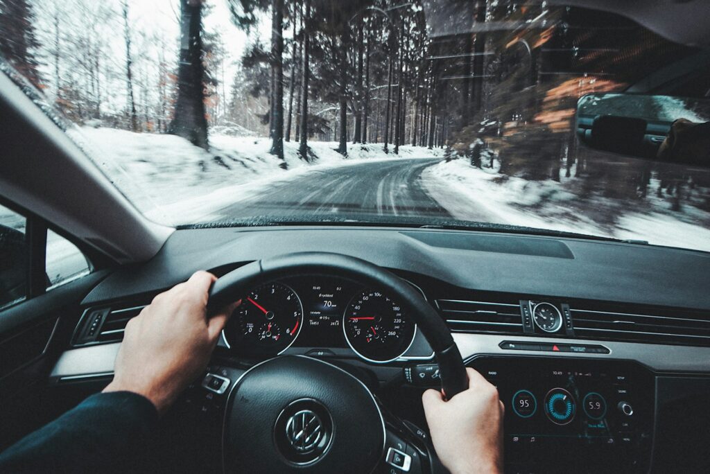 vyras vairuoja volkswagen ziema