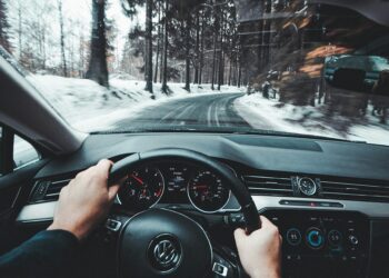 vyras vairuoja volkswagen ziema