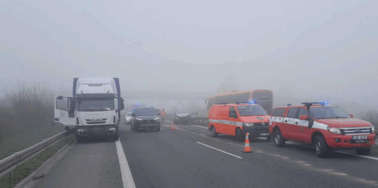 11 automobilių susidūrė per rūką Čekijoje yra sužalotų, eismas paralyžiuotas