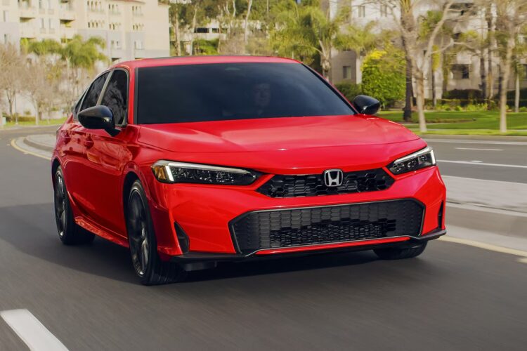 „Honda“ atšaukia „Civic“ ir „HR-V“ modelius – per silpnai priveržti ratų varžtai kelia pavojų 1 2025 Honda Civic Hybrid