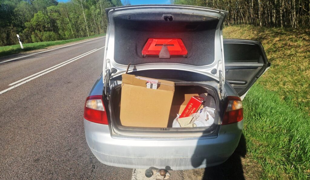 Pasieniečių sustabdytas automobilis su cigaretėmis 