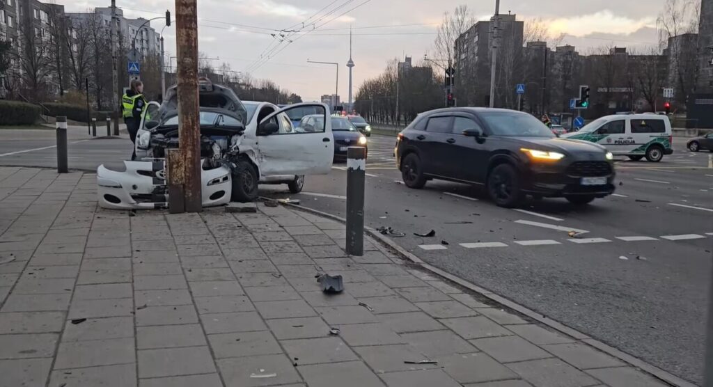 Avarija HP / Vilniuje – pavojinga avarija: automobilis pakibo ant stulpo