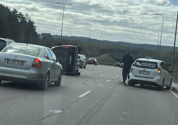 Avarija Vilniaus vakariniame aplinkkelyje: po smūgio „Citroen“ apvirto ant šono