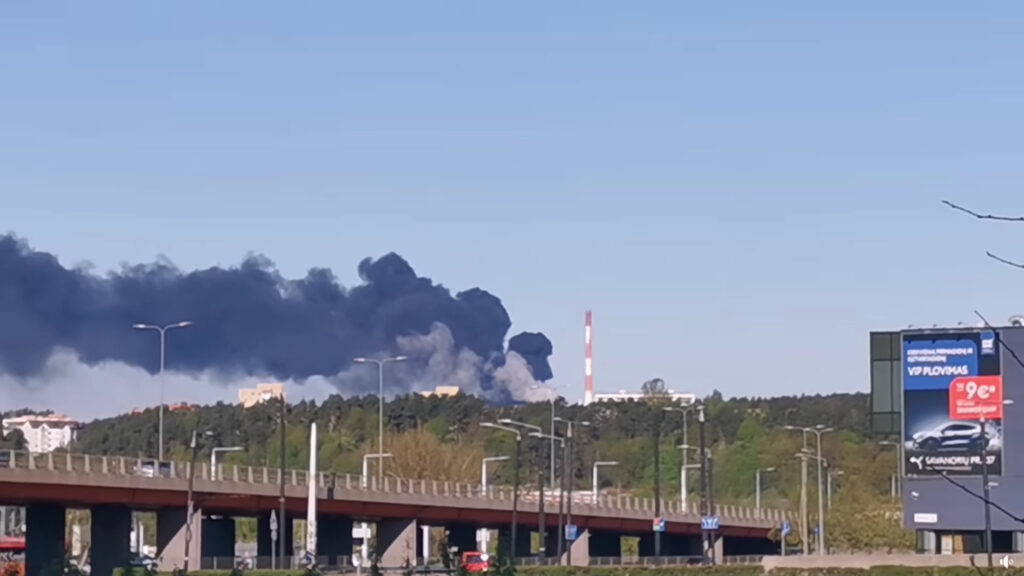 Didelis gaisras Vilniuje dega atliekų rūšiavimo įmonė