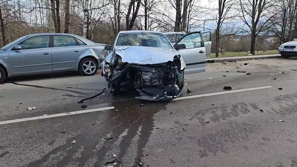 Naktinė avarija Naujojoje Vilnioje jaunuoliai sudaužė 4 automobilius ir spruko 1