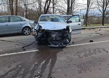 Naktinė avarija Naujojoje Vilnioje jaunuoliai sudaužė 4 automobilius ir spruko 1