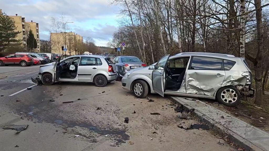 Naktinė avarija Naujojoje Vilnioje jaunuoliai sudaužė 4 automobilius ir spruko VW Polo