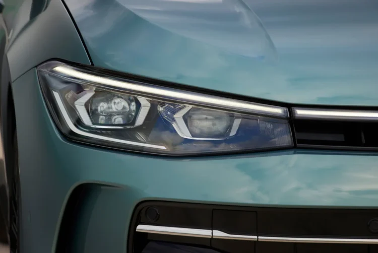 Volkswagen Passat 2024 priekinis zibintas is arti