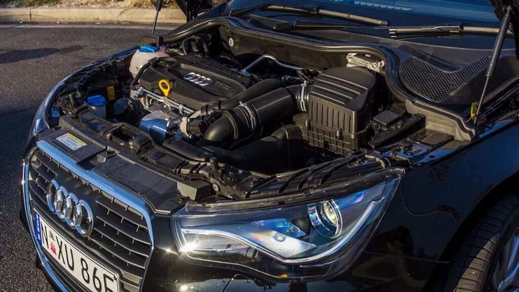 audi automobilis atidarytas variklio dangtis