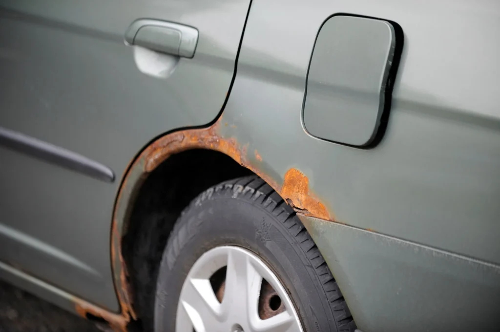 automobilio kebulo korozija rudys korozijos paveiktas kebulas