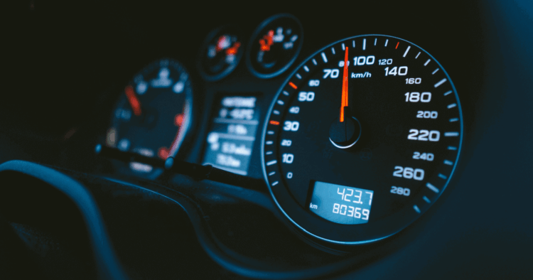 automobilio spidometras optimalus greitis degalu taupymui