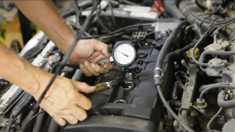 automobilio variklio kompresijos matavimas