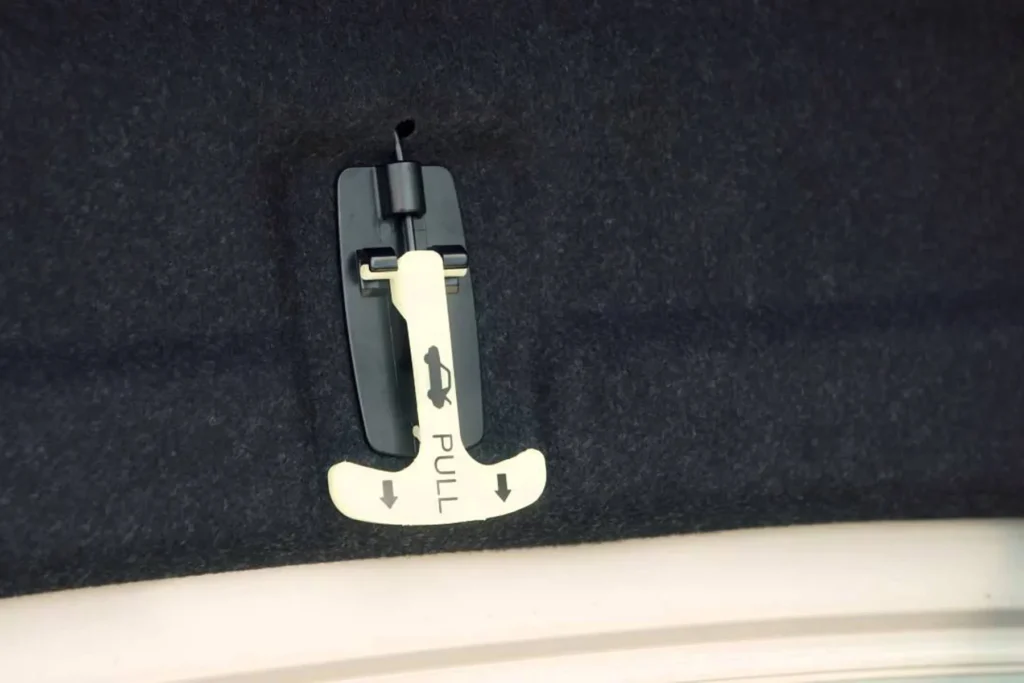 Slaptas mygtukas automobilyje, kuris gali padėti išsigelbėti per avariją ar gaisrą 2 avarinis bagazines atidarymo mechanizmas