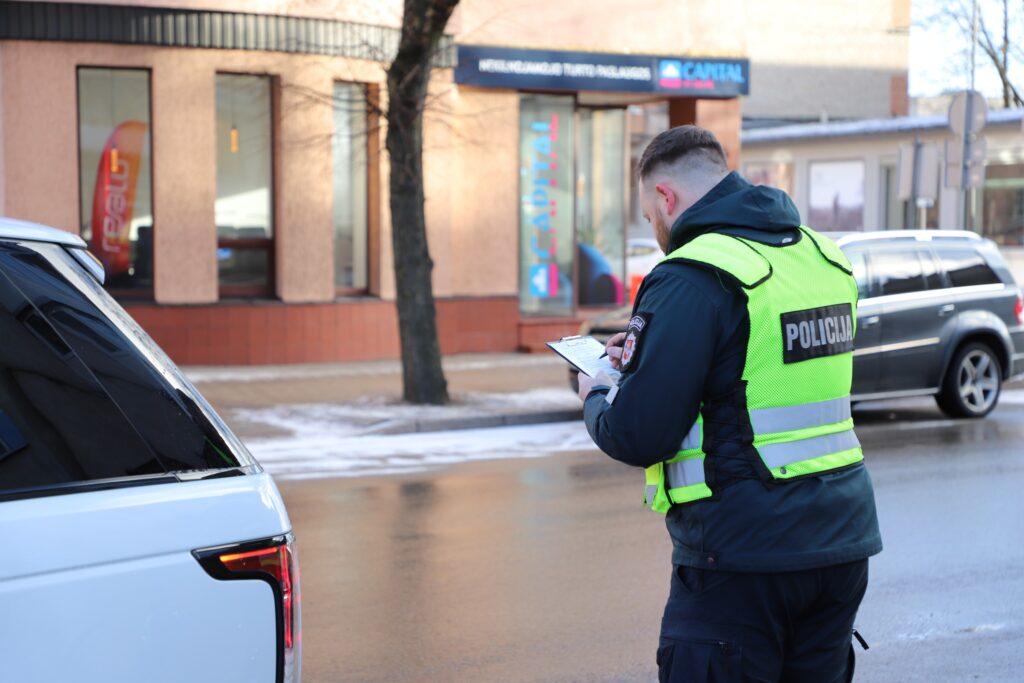 bauda policijos pareigunas