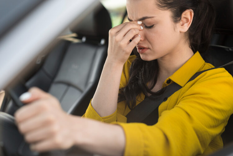 blogas kvapas acto pelesio kvapas automobilyje automobilio salone moteris sedi automobilyje susiemusi uz nosies