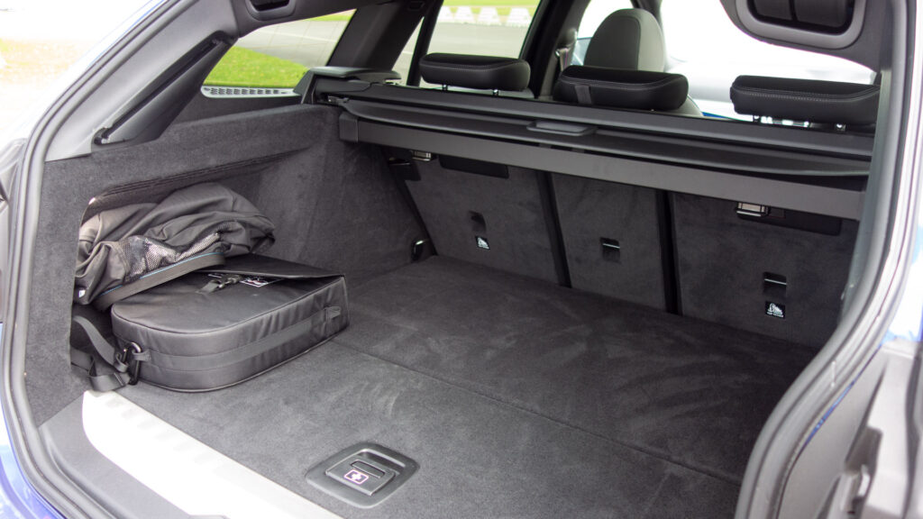 bmw 330e touring bagazine