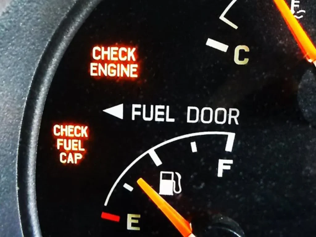 check fuel cap patikrinkite degalu dangteli ispejamoji lempute automobilio prietaisu skydelyje