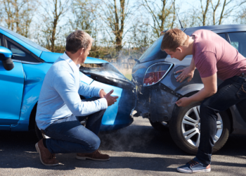 eismo ivykis avarija susidure du automobiliai vairuotojai eismo ivykio dalyviai