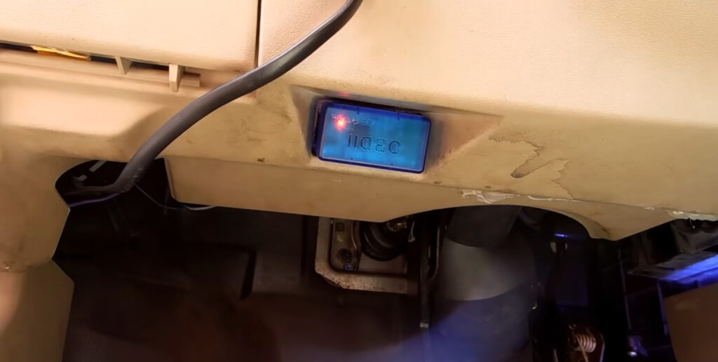 elm327 diagnostika prijungta prie obd2 automobilio prievado