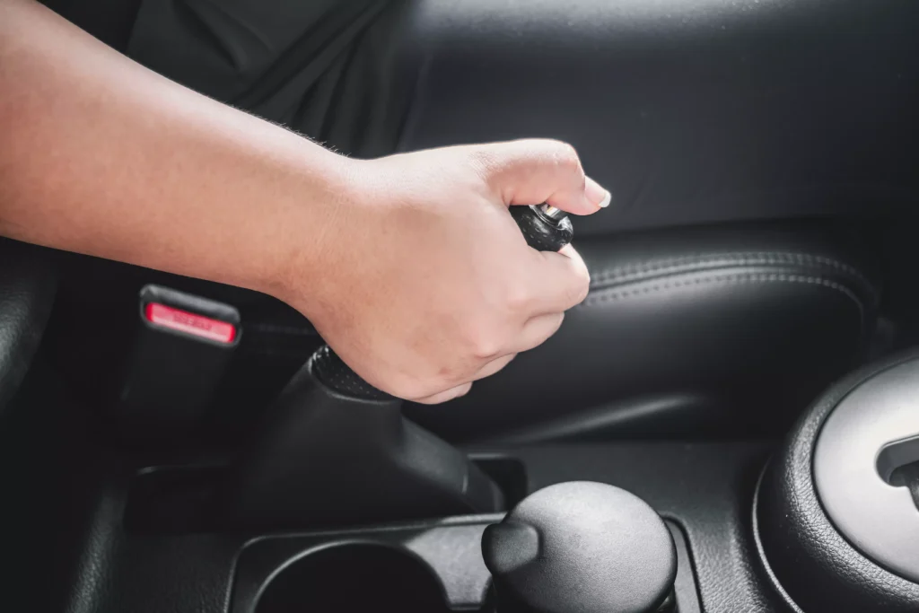 fizinis rankinis stovejimo stabdys vyras automobilyje uztrauke rankini stovejimo stabdi