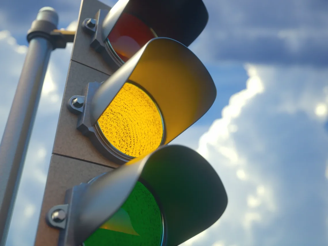 Keičia šviesoforų tvarką: nuo spalio geltona nebemirksės kartu su žaliu pėsčiųjų signalu 1 geltonas sviesoforo signalas melynas sviesoforo signalas melyna sviesoforo spalva