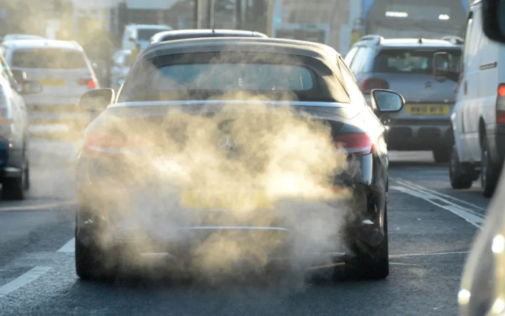 ismetimo dujos is vidaus degimo varikliu varomo automobilio