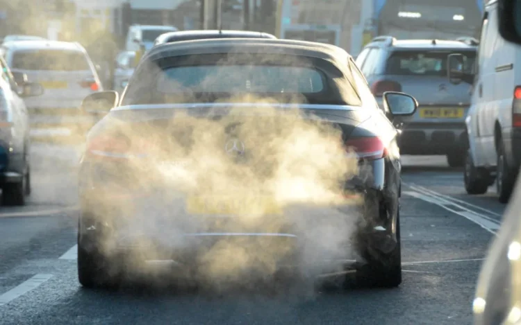 ismetimo dujos is vidaus degimo varikliu varomo automobilio