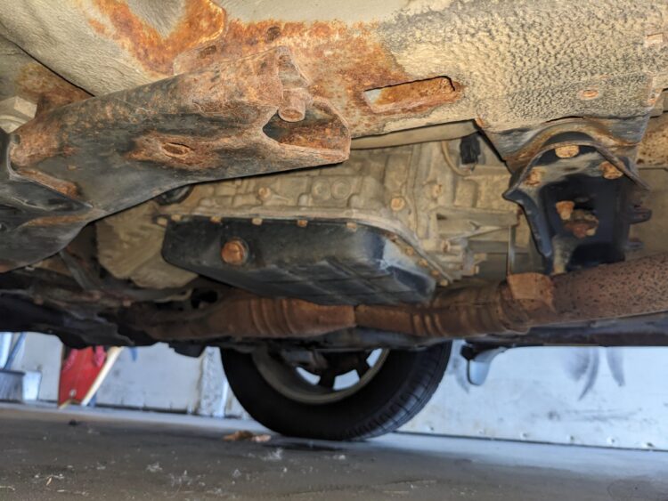 korozijos paveiktas automobilio dugnas rudijantis is apacios automobilis