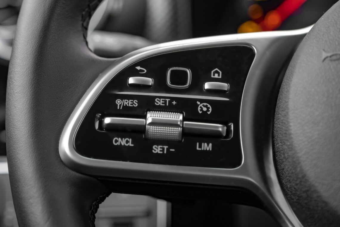 kruizo kontrole lim greicio ribotuvas automobilio vairas mygtukai autopilotas pastovaus greicio palaikymo sistema