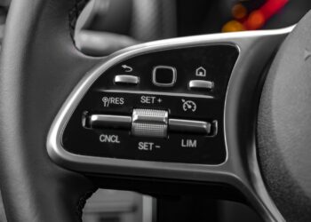 kruizo kontrole lim greicio ribotuvas automobilio vairas mygtukai