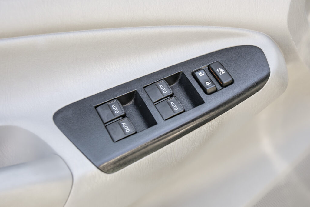 langu atidarymo ir uzdarymo mygtuka automobilio durelese