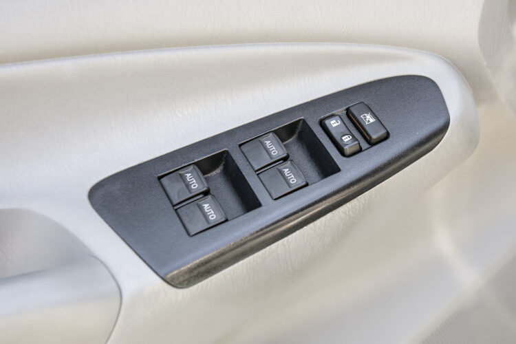 langu atidarymo ir uzdarymo mygtuka automobilio durelese